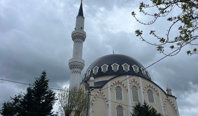 Rüzgarda Sallanan Minare Paniğe Neden Oldu