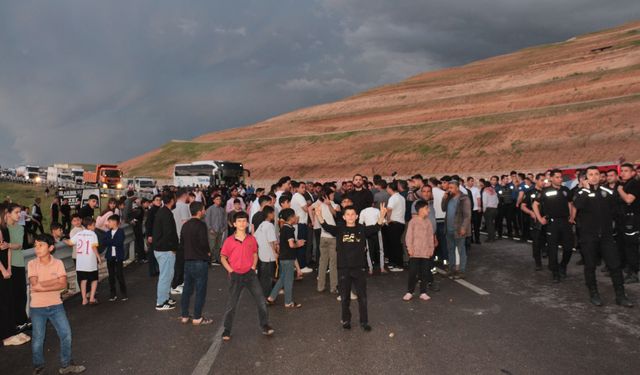 Cizre’de peş peşe kazalardan sonra vatandaşlar karayolunu ulaşıma kapattı