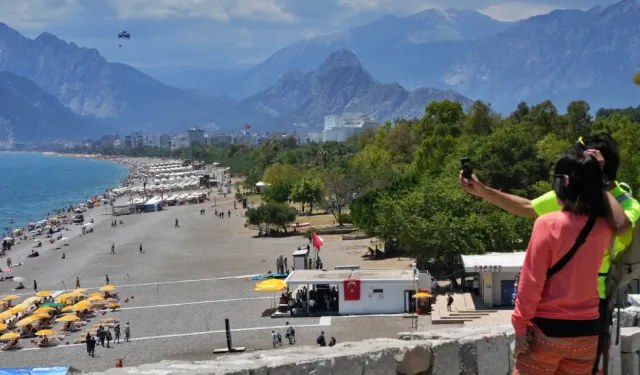 Antalya’da bayram yoğunluğu: Sahiller tatilcilerle doldu