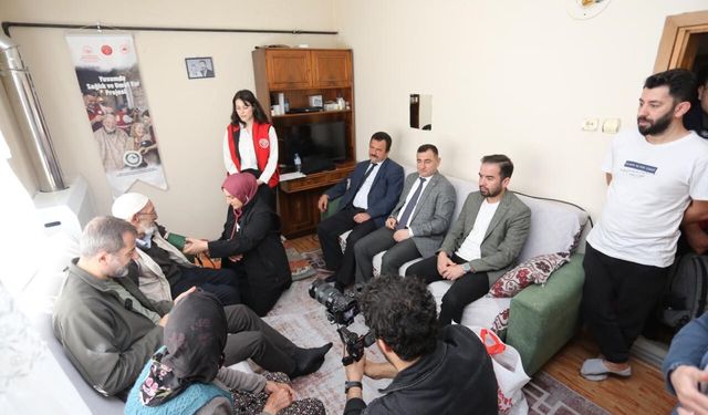 Bursa'da yaşlıların ayağına doktor, berber ve tesisatçı gitti, dünyalar onların oldu