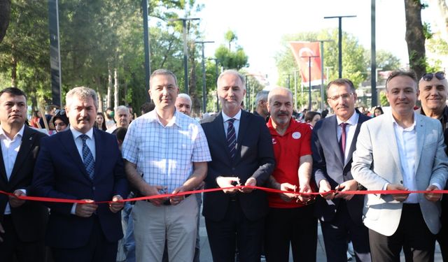 İnegöl Heykel Meydanı’nda “Genç Ressamlar Açık Hava Resim Sergisi” Büyük İlgi Gördü