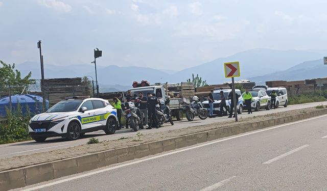 İnegöl’de Bıçaklı Kavga Paniği! Kaçan Araç Kayıplara Karıştı