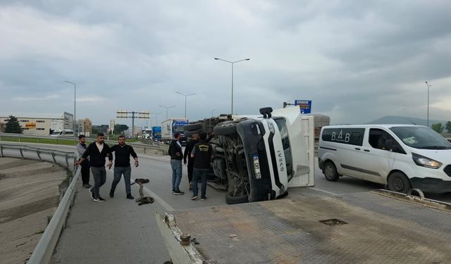 İnegöl’de Karton Yüklü Kamyon Devrildi!