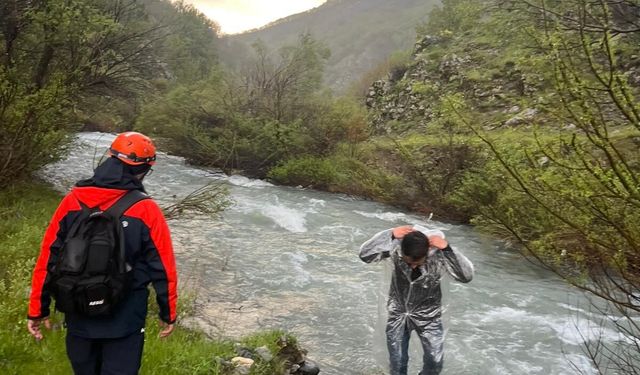 Köprüden düşen kadın akıntıya kapıldı