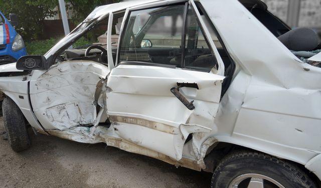 Otomobil park halindeki tıra çarptı! 2 kişi yaralandı, tır şoförü kalp krizi geçirdi