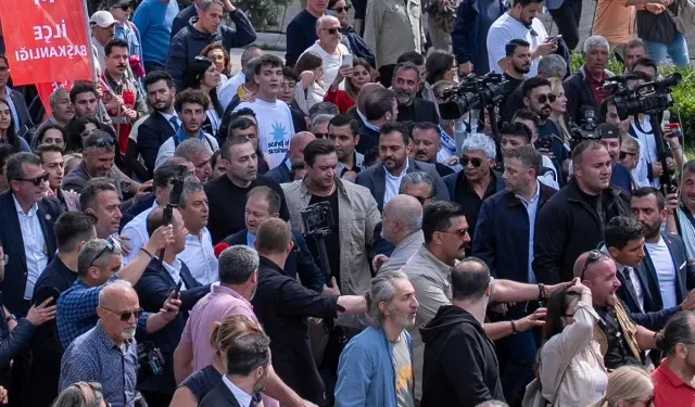 Özgür Özel kalabalıkla Anıtkabir'e yürüdü!