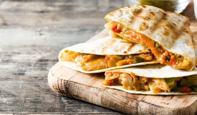 Evde Kolay Tavuk Quesadilla Tarifi! Çıtır Lavaş, Bol Peynirli Lezzet