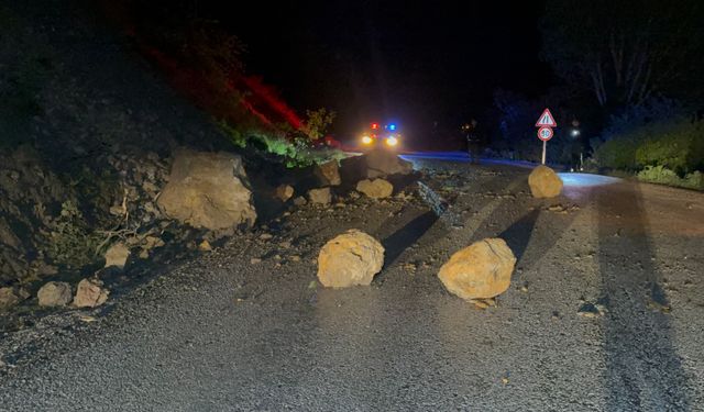 Tokat’ta yamaçtan kopan kaya parçaları yola savruldu