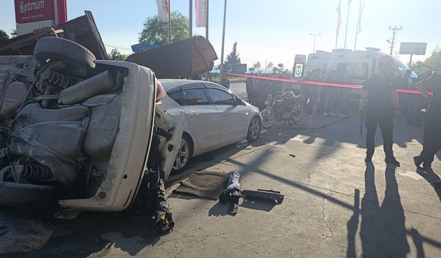 Zonguldak'ta akaryakıt istasyonuna dalan otomobil dehşet saçtı! 5 çocuk yaralandı