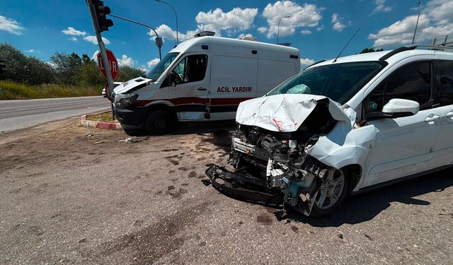 Ambulans ile Hafif Ticari Araç Çarpıştı