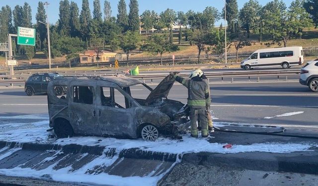 Seyir Halindeki Hafif Ticari Araç Alev Alev Yandı