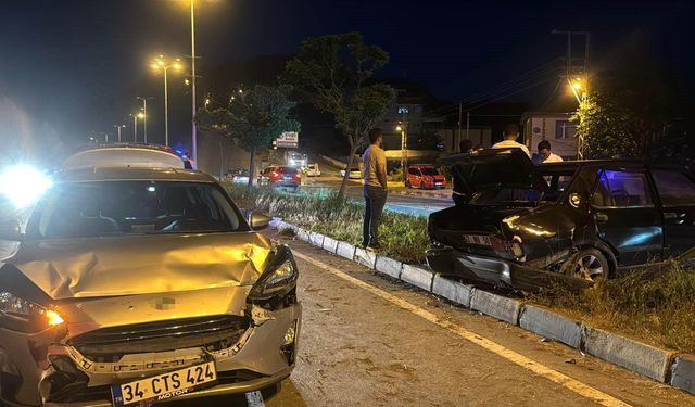 İki Otomobil Çarpıştı: Araçlardan Biri 100 Metre Sürüklendi