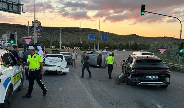 Otomobil trafik ışıklarında bekleyen 4 araca çarptı