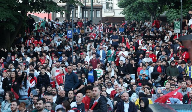 Bursa’da A Milli Takım maçı dev ekranda izlendi