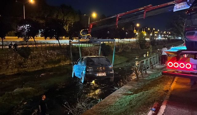 Bursa'da makas atan otomobille birlikte iki araç dereye uçtu