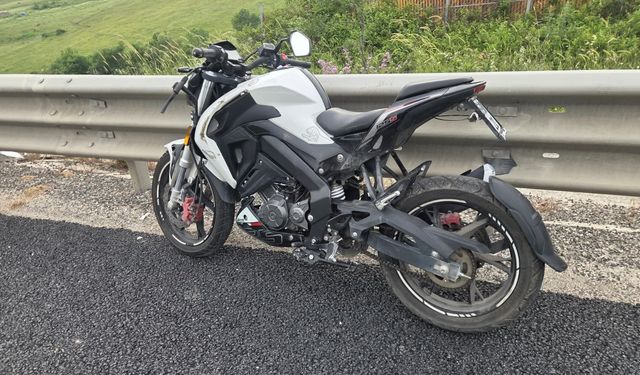 Bursa'da motosiklet virajda savruldu!