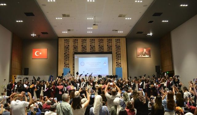 Bursa'da MYO'nun 30. dönem mezunları kep attı!