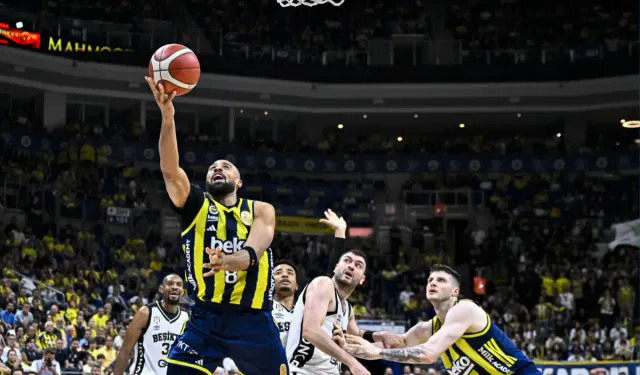 Fenerbahçe’de Ayrılıklar Sürüyor! İki Oyuncuya Daha Veda