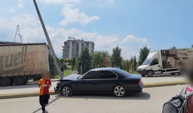 İnegöl'de ehliyetsiz sürücü yol ortasındaki direğe çarptı