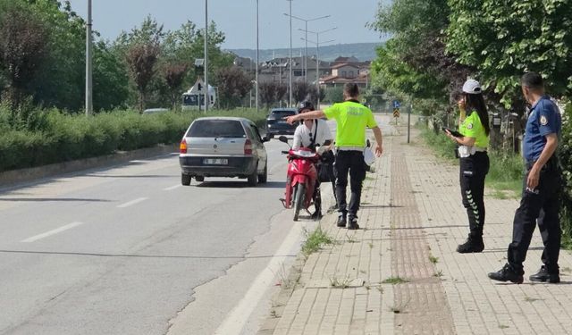 İnegöl'de Motosiklet Kazası: Eteği Arka Tekerleğe Sıkışan Kadın Yaralandı