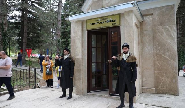 İnegöl’ün Fatihi Turgut Alp, Kabrinde Dualarla Anıldı!