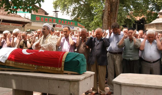 İnegöl’ün Unutulmaz Belediye Başkanı Ahmet Akyollu Son Yolculuğuna Uğurlandı