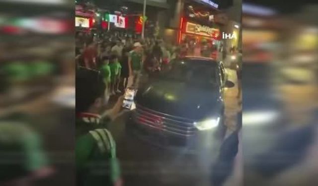 Meksika'nın Dünya Kupası galibiyeti kutlayan kalabalığın arasına araç daldı! 17 yaralı