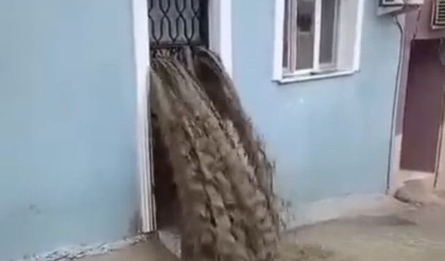Sel suları evinin içinden geçti