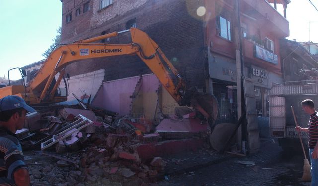 Tarihi okul binası yıkıldı, otopark olarak hizmet verecek