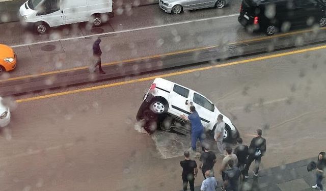 Ankara’da şiddetli sağanak hayatı felç etti! Yol çöktü, iş yerlerini su bastı