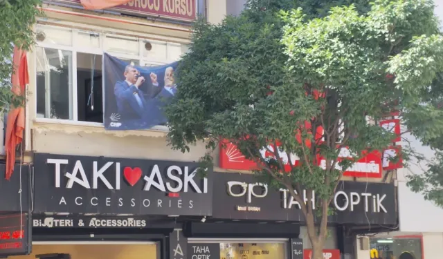 CHP İnegöl İlçe binasında dikkat çeken pankart
