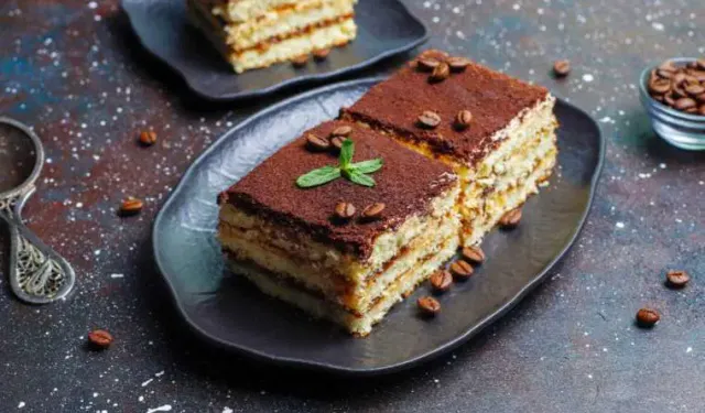 Fırın Açmadan Hazırlayın! Tiramisu Lezzetini Aratmayan Atom Tatlısı Sadece 10 Dakikada Hazır