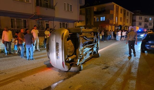 İnegöl’de Otomobil Araca Çarparak Yan Yattı, Sürücü Olay Yerinden Kaçtı