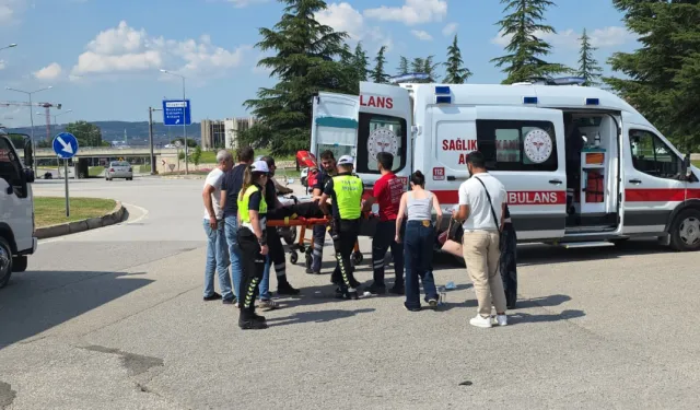 İnegöl’de otomobil ile motosiklet çarpıştı: 2 kadın yaralandı