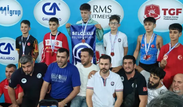 İnegöllü minik güreşçiler Türkiye Şampiyonası’ndan 5 dereceyle döndü