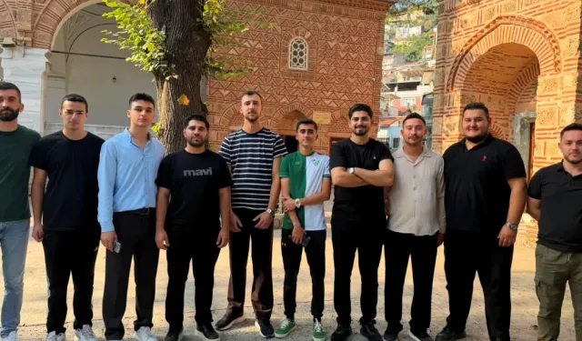 AK Parti Osmangazi Gençlik Kolları Hamzabey Külliyesi’nde temizlik yaptı