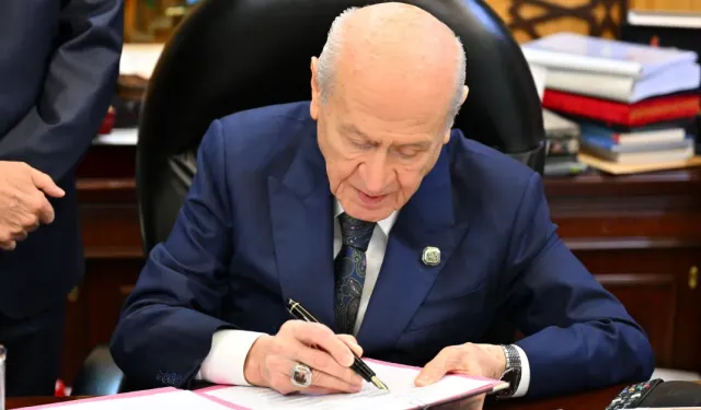 Bahçeli, “Terörsüz Türkiye” çerçeve yasasına ilk imzayı attı