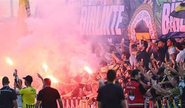 Fenerbahçe Taraftarı Samandıra’yı Meşalelerle Yaktı
