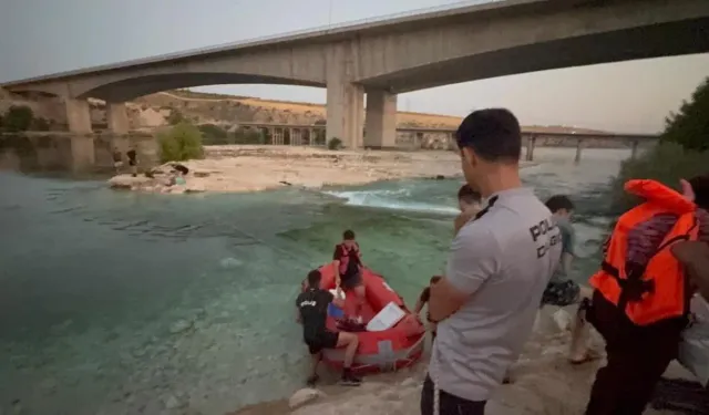 Fırat Nehri’nde su seviyesi aniden yükseldi! Mahsur kalan 10 kişi kurtarıldı