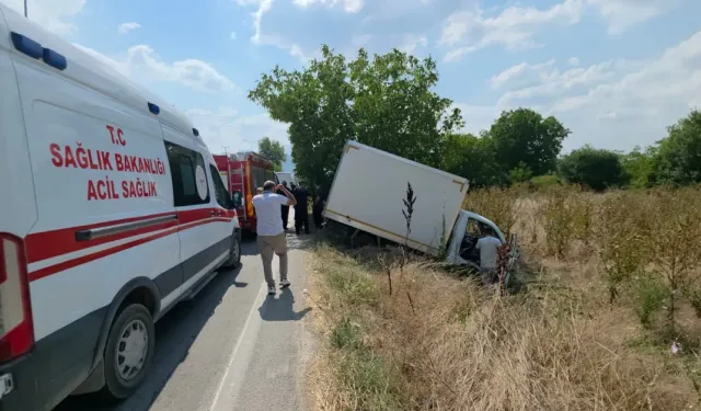 İnegöl’de 3 aracın karıştığı kazada kamyonet tarlaya uçtu: 1 yaralı