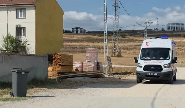 İnegöl'de çalıştığı inşaatta omzu çıkan işçi hastaneye kaldırıldı