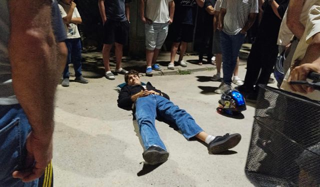 Otomobil motosiklete çarptı: 19 yaşındaki sürücü yaralandı, otomobil kaçtı