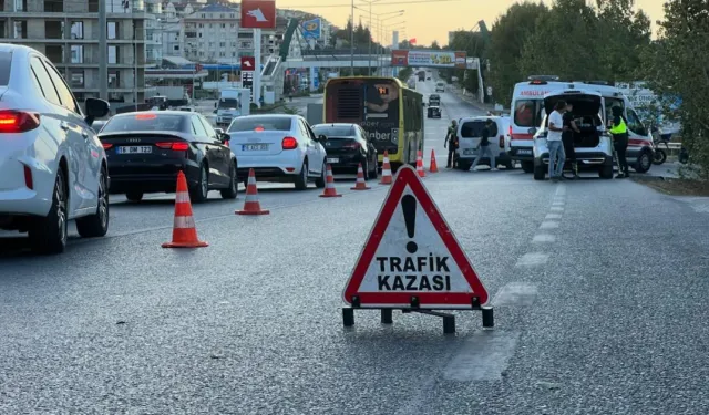 Bursa-Mudanya yolunda motosiklet otomobile çarptı: 22 yaşındaki sürücü yaralandı