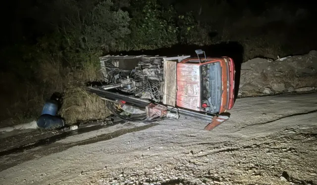 Bursa’da iş makinesi devrildi: Sürücü cam kırılarak kurtarıldı