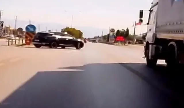 Bursa'da kırmızı ışık ihlali yapan cipe çarpan motosiklet tırın altına savruldu