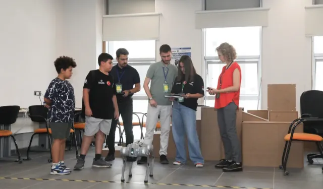 Bursa’da öğrenciler robot köpekleri kodladı, insansı robotlarla tanıştı