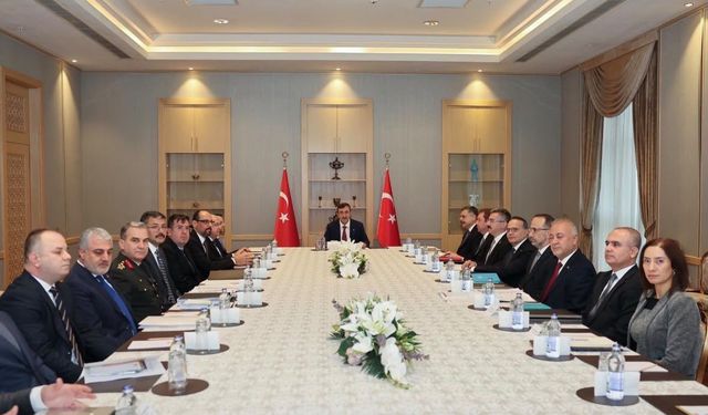 Hakan Fidan, BAE Devlet Başkanı Yardımcısı Şeyh Mansur ile g&ouml;r&uuml;şt&uuml;