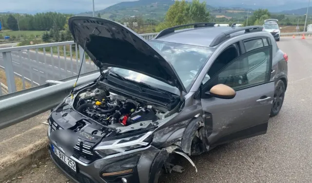İnegöl’de otomobil bariyerlere çarptı: 2 yaralı