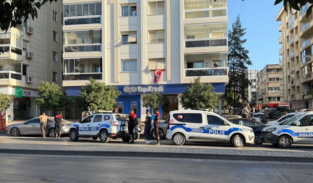 İzmir'de güpegündüz silahlı banka soygunu girişimi!