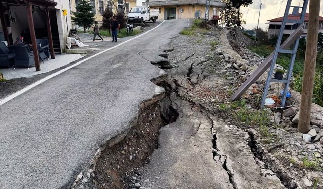 Rize’de sel felaketi! Yol 60 santimetre çöktü, mahalleli geceyi nöbetle geçirdi